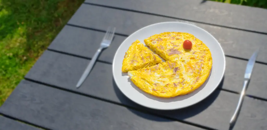 Vaječná omeleta se šunkou a sýrem